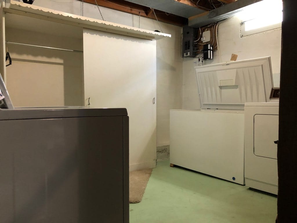 One of the wardrobes, the other is opposite, these re the original washer dryer, we bought new ones in Feb of 2020.